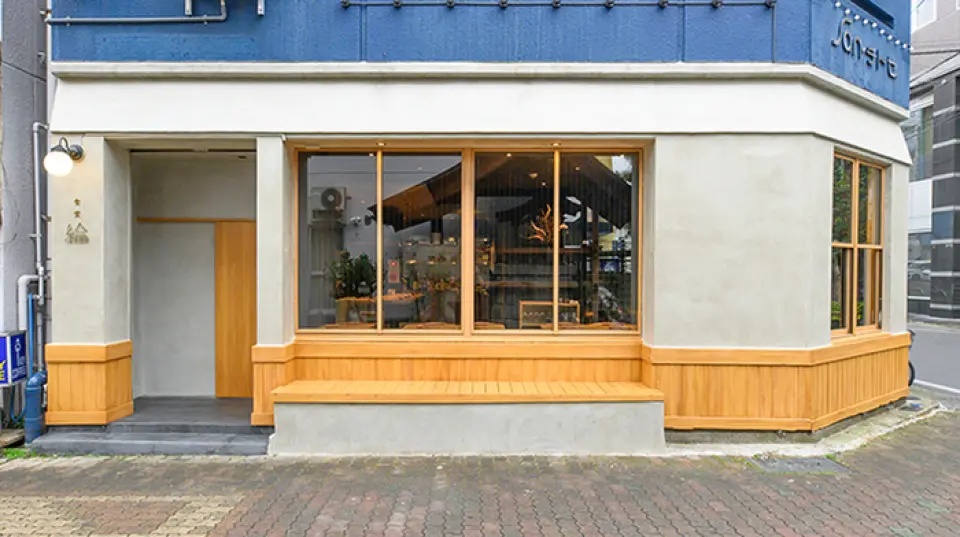 优雅的外观体现了店主对细节的关注。餐厅氛围奢华，同时也营造出轻松舒适的氛围。欢迎您在忙碌的日常生活中随时光临，享受片刻的放松。