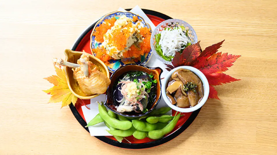 我们的餐厅提供轻松休闲、创意十足的日式料理，非常适合成年人的日常生活。我们自制的八寸（点心）是主厨每日推荐菜色，从十余种小食物中精选而出。此外，我们也提供三种口味浓郁、以当季食材烹调的砂锅饭。您也可以用剩余的米饭制作饭团带回家享用。小份菜肴，多种口味，让您尽情享用美味。