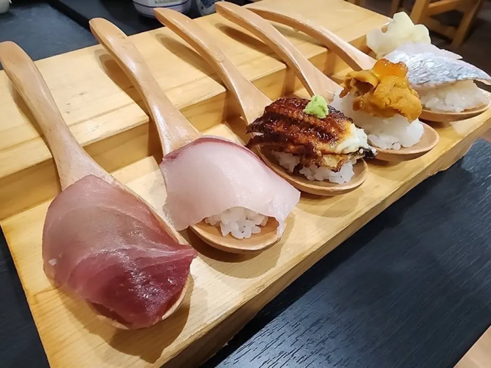 本店選用時令食材，由曾在飯店和旅館工作的資深廚師精心烹調創意料理。現炸現賣的天婦羅尤其美味。 「紫蘇葉海膽」是人氣之選。此外，我們也提供沼津港新鮮捕撈的魚類刺身，以及各種時令食材烹調的菜餚。十一月，您更有機會品嚐到河豚、安康魚、鱉等稀有食材。