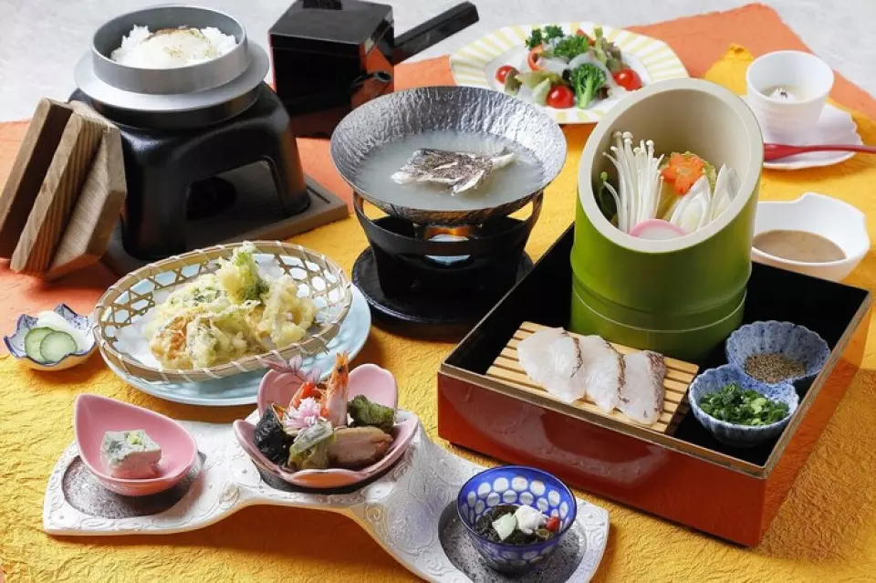 Cửa hàng chúng tôi cung cấp đa dạng các loại sake, bao gồm "Kaguyahime", một loại sake ống tre được làm từ tre xanh do chính chủ quán cắt từ ngọn núi phía sau cửa hàng. Sake nóng, có thể gọi một lần (180ml) và chai bốn lần, lý tưởng cho các buổi tụ họp, cũng rất được ưa chuộng. Chúng tôi cũng có các loại sake đóng chai cho một đến hai người, vì vậy bạn có thể thưởng thức tùy theo dịp. Nếu bạn không chắc nên gọi loại nào, đội ngũ nhân viên của chúng tôi, những chuyên gia nếm rượu sake được chứng nhận, sẽ tư vấn cho bạn, vì vậy đừng ngần ngại hỏi.