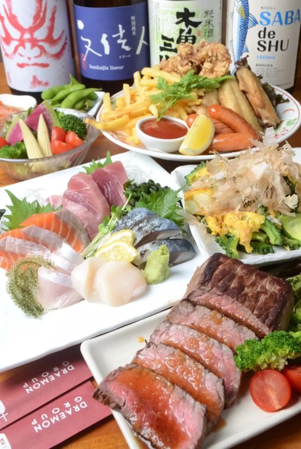 Đầu tiên, chúng tôi có sashimi được mua trực tiếp từ chợ, và khi đến Nagoya, bạn nhất định phải thử "ẩm thực Nagoya"! Từ món ăn vặt đến bữa ăn chính, bạn có thể tận hưởng trọn vẹn trải nghiệm Nagoya, bao gồm [Tôm xào sốt mayonnaise], [Hầm Hatcho miso], xiên nướng than binchotan [Thịt viên Nagoya Cochin], đặc sản Nagoya [Cánh gà] và [Teppanyaki Napolitan]. Hương vị đậm đà nhưng không hề nặng nề! Những món ăn vặt này sẽ giúp bạn dễ dàng thưởng thức đồ uống. ◎ Ngoài ra, nếu bạn thích đồ uống nhẹ nhàng hơn, bạn có thể thưởng thức đồ uống với [sashimi] tươi ngon được giao trực tiếp từ Chợ Yanagibashi♪