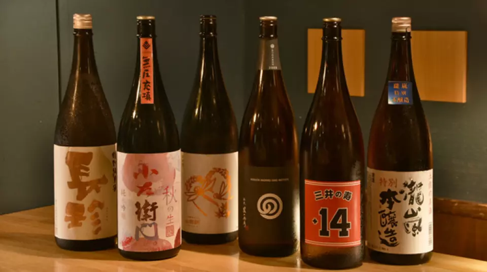 我们推荐的清酒种类丰富，主打来自全国各地的本地清酒。此外，我们也提供季节限定清酒和限量珍稀品牌！我们的饮品单也提供多种选择，包括烧酒、威士忌、雎酒和水果酒。我们的现场加购饮品套餐包含生啤酒，让您以超值价格享受美酒。