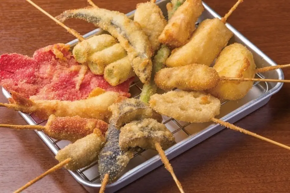 我們精心挑選了18種原味串炸，選用上等油和麵糊精心製作而成。敬請品嚐傳統風味。我們特別推薦豬肉串炸！搭配清爽的白蘿蔔泥柚子醋或我們自製的豆豉味噌，味道更佳。您也可以依照自己的喜好添加其他調味料。