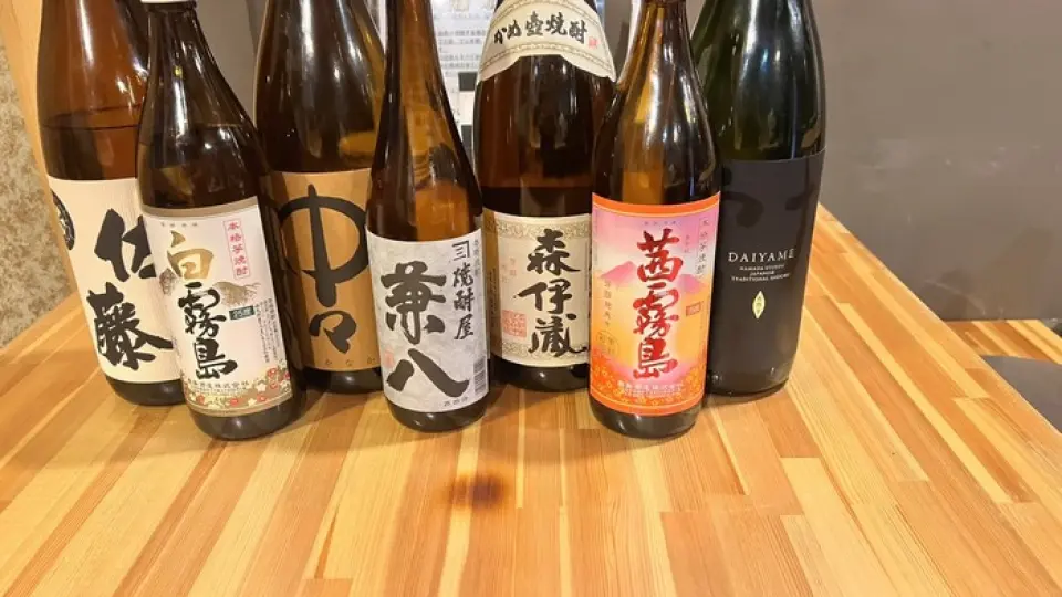 另一個亮點是精心挑選的清酒和燒酒，與菜餚完美搭配。清酒大約每三個月更換一次，因此每次光臨都能品嚐到新的風味。燒酒常備8到10種，選擇豐富，總有一款適合您的口味和所點菜餚。盡情享受美酒佳餚，度過一個奢華的夜晚吧！