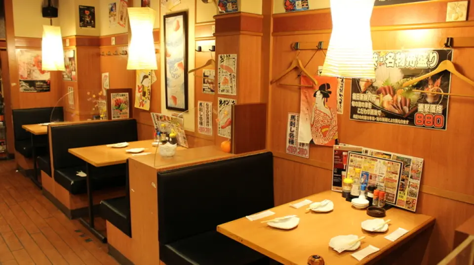 Just a minute's walk from Higashi-Muko Station! The wood-toned interior creates a homey atmosphere, evoking a slightly nostalgic feeling! Kaminari-ya is a place where time flows peacefully and without any sense of formality, making it a perfect place for a wide range of occasions, such as after work, families, girls' nights, banquets, and welcome/farewell parties! In addition to great value course meals, there is also a wide selection of à la carte dishes that are perfect for drinking, making it the perfect place for a quick drink by yourself!