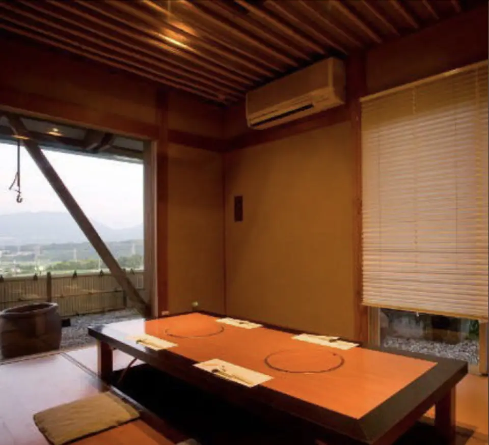 The secret to our popularity is our extensive private rooms. We have a variety of rooms available, from large tatami rooms that can accommodate up to 50 people to private rooms with sunken kotatsu tables that can comfortably accommodate even two people. Above all, our most popular seats are the table seats with a panoramic view. Enjoy delicious food while taking in the beautiful natural scenery that changes with the seasons. We also have separate smoking and non-smoking areas, so please feel free to ask.