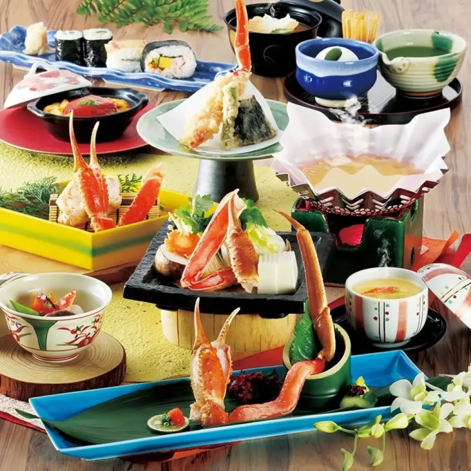 享用丰盛的螃蟹套餐，让您的用餐体验更加精彩。我们选用夏季来自鄂霍次克海、冬季来自山阴的新鲜雪蟹。我们精心去壳，烹调蟹肉，以保留其鲜美滋味。此外，我们还提供特惠套餐，选用渔场直送的新鲜螃蟹，搭配我们精心挑选的推荐菜肴。