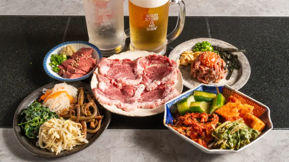 肉類盛放在小碟中，方便您品嚐各種不同的部位！您可以享用當日新鮮採購的日本國產黑毛牛，例如佐賀牛和山形牛。菜單包含每日特供，例如口味清淡的“紅牛”和油花豐富的“白牛”，以及推薦的新鮮“炙烤牛肝”和“時令烤蔬菜”，還有一些您平時難得一見的珍稀部位。此外，我們也提供單點服務，方便您依照自己的食量點餐。