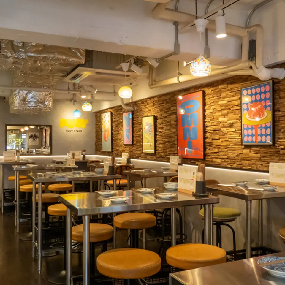 Located just 3 minutes from both Takatsukishi Station and Takatsuki Station, our restaurant offers a relaxed, comfortable and stylish space perfect for everyday use. We have counter seats perfect for solo diners or dates, as well as table seats that can accommodate 2, 4 or 6 people. It can be used for a wide range of occasions, from a drink after work, to a girls' night out, drinking party or banquet.