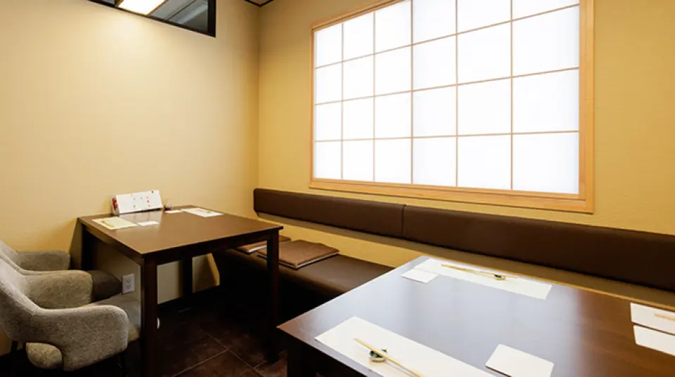 餐廳內部裝潢為日式風格，營造出寧靜祥和的氛圍。一樓設有吧台座位，您可以在欣賞廚師烹飪的同時享用套餐。二樓的半包廂設有兩張四人桌，可供五人以上團體預訂，為您提供私密空間。二樓供應時令火鍋，夏季以鰻魚和松茸為主，冬季則以鐵板燒為主。