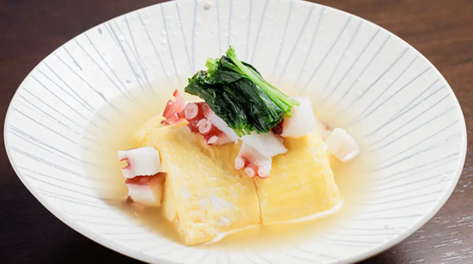 店主擁有36年的日本料理經驗，曾在多家知名飯店工作，並在上海和荷蘭等海外地區累積了豐富的經驗。他多元化的經驗使他能夠精挑細選食材，提升烹飪技藝，從而保證菜餚品質始終如一。請盡情享用我們精心挑選的美味佳餚。