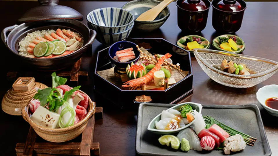 我們的「每日套餐」會依照當日食材的供應每日調整菜色內容。我們靈活變通，可以滿足您的任何過敏或飲食偏好，為您準備不同的菜餚，或者反過來，提供更多您喜愛的美食。對於食量較小的顧客，我們會提供分量較少但更精緻的菜餚。我們提供的套餐定能滿足所有顧客的需求。