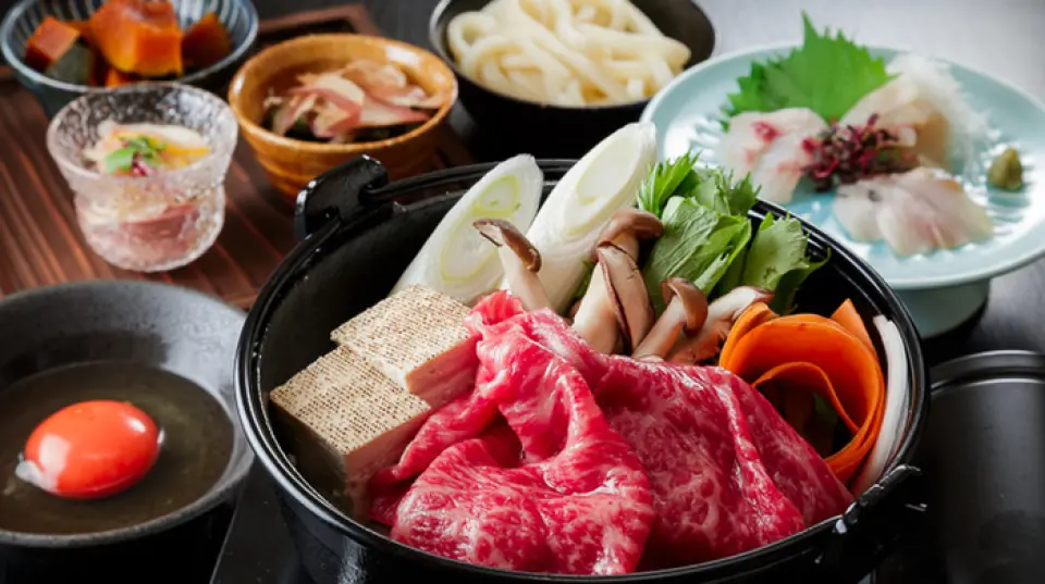 從下午5:30到晚上11:00，我們提供套餐、單點菜餚和正宗美食。我們的招牌菜是壽喜燒套餐，選用和牛牛肉。這道菜的特別之處在於最後淋上棉花糖。盡情享用這道精緻的壽喜燒吧，它也是拍照留念的絕佳地點。