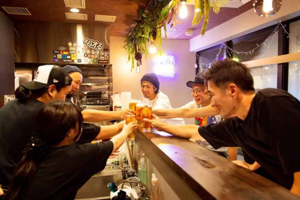 我们的酒吧提供各式各样以香料为主题的原创饮品。我们提供鸡尾酒、高球鸡尾酒，甚至还有我们独特的无酒精饮品。每一口都充满独特的风味和趣味。