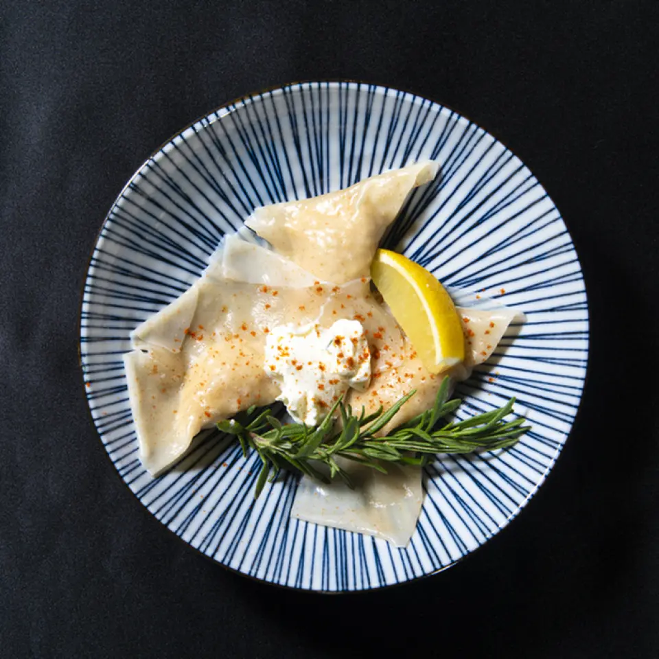 即使你不是煎饺爱好者，也一定要来尝尝这家改良版的Neo Gyoza。除了经典的煎饺、蒸饺和水饺，这里还有微辣的原创煎饺、鸡翅煎饺、汤煎饺、新式刺身煎饺，以及其他你从未见过的创新菜肴。这些都是只有这里才能吃到的美味佳肴，所以一定要尝尝那些吸引你眼球的菜肴。