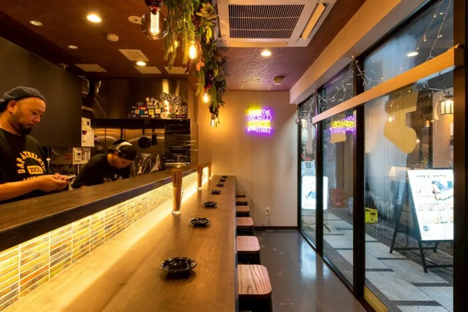 这是一个充满活力又略显混乱的隐密小店，融合了世界各地的街头小吃和大阪市中心的氛围。一楼空间紧凑，仅有八个座位，人多时会变成站立式酒吧。二楼设有十五个座位，可供十人左右的团体预订。在霓虹灯闪烁、充满国际街头气息的时尚空间里，享受弥漫著辛辣香气的美食体验。 #Paoru