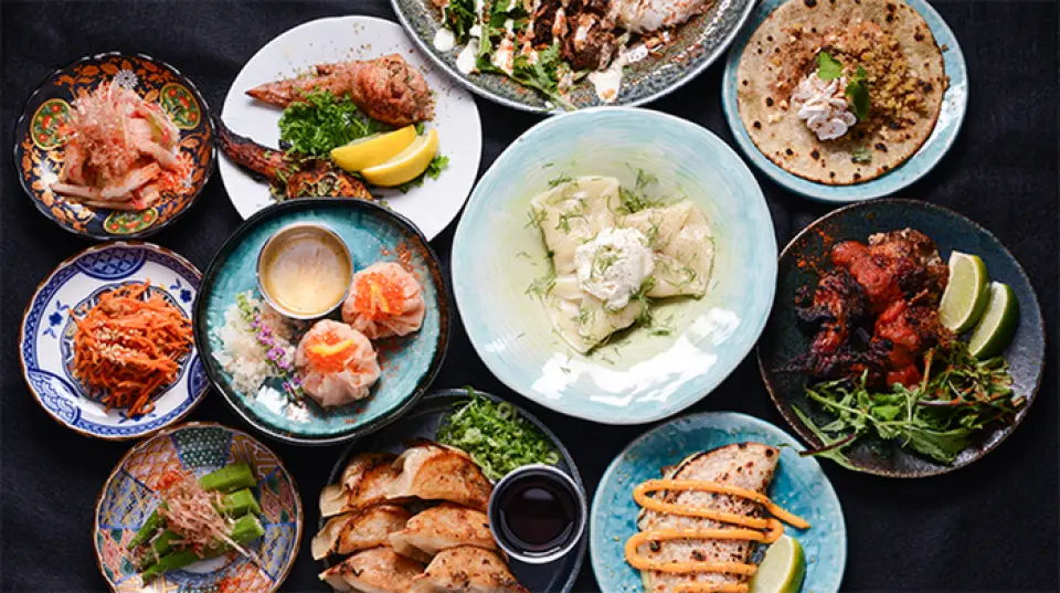 包绍祥是以「包裹」为主题的新式饺子香料吧。它坐落于繁华的天满区长真通，提供来自世界各地的街头美食，并以全新的方式进行包装。我们致力于打造超越国界、流派、传统和文化的自由奔放的美味体验。在这里，您可以品尝到融合了传统饺子风味的国际化新式饺子，从牙买加烤鸡、坦都里烤肉到墨西哥卷饼和亚洲美食，我们以解构和重构的方式，为您带来充满香料香气和辛辣味的全新饺子体验。