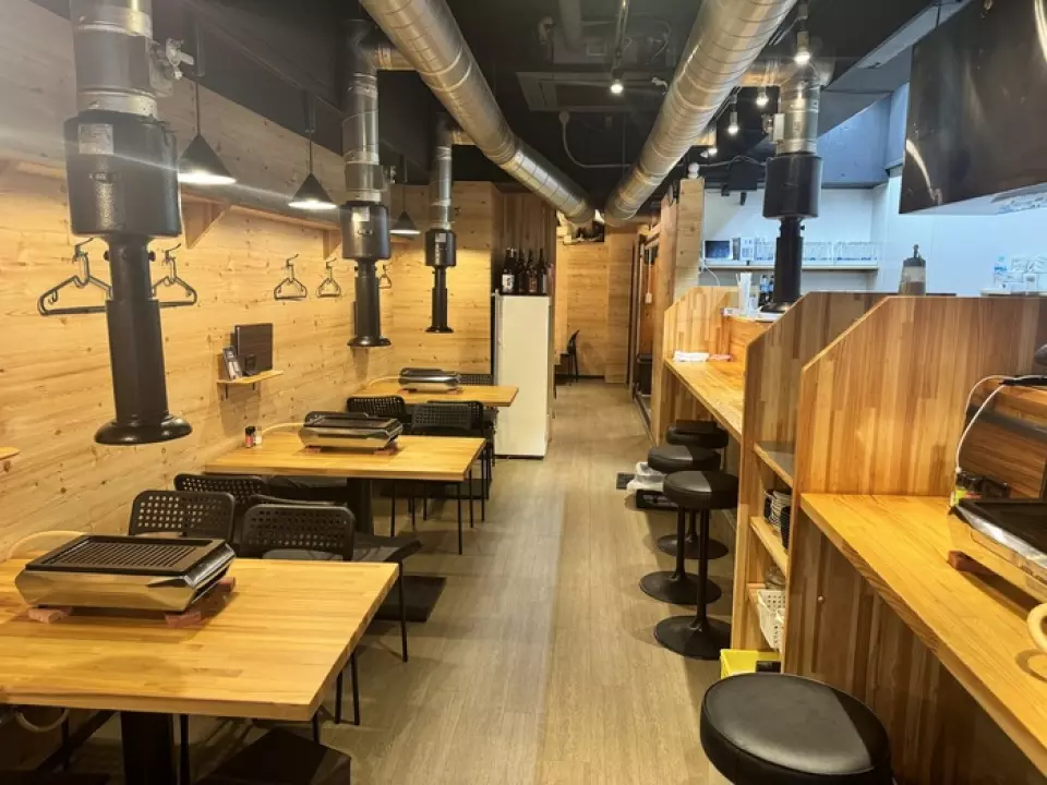 我们的餐厅氛围轻松休闲，就像一间酒屋，您可以随时光临。我们提供多种座位选择，包括可供单人使用的吧台、适合与朋友小酌的桌位，以及私密的半包厢。无论是下班后小酌一杯，还是举办各种聚会，这里都是您的理想之选。