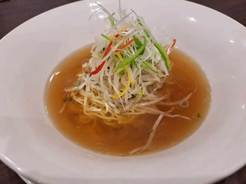 他们提供种类丰富的单点菜肴，完美展现了粤菜的特色。菜肴精致，调味清淡，凸显食材本身的鲜美。特别推荐他们的清淡酱油汤底「樱花拉面」。这道拉面以鲣鱼和各种鱼肉熬煮的浓汤为底，充满日式风味。这碗简单的拉面，是夜生活后完美的收尾选择。他们也推荐「樱花柚子鸡」（糖醋炸鸡），这道菜使用了特制的柚子韭菜酱汁！柚子的清爽口感与炸鸡完美融合。