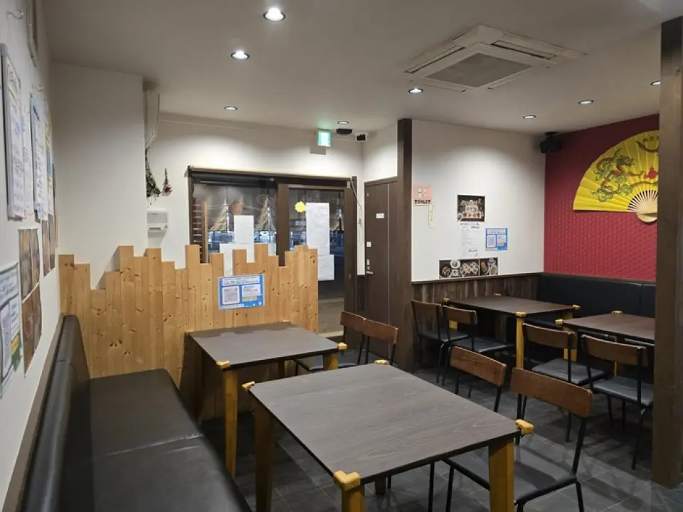 我们的餐厅环境静谧私密，提供您舒适的用餐体验。餐厅内部以棕色和黑色为主色调，搭配木质桌椅，营造出现代时尚的氛围。这里既适合独自用餐，也适合与朋友或家人共度美好时光。我们也提供10-15人的私人预约服务，让您无需担心其他客人，尽情享受轻松惬意的用餐环境。我们也特别推荐女士们在此享受宁静雅致的用餐氛围。