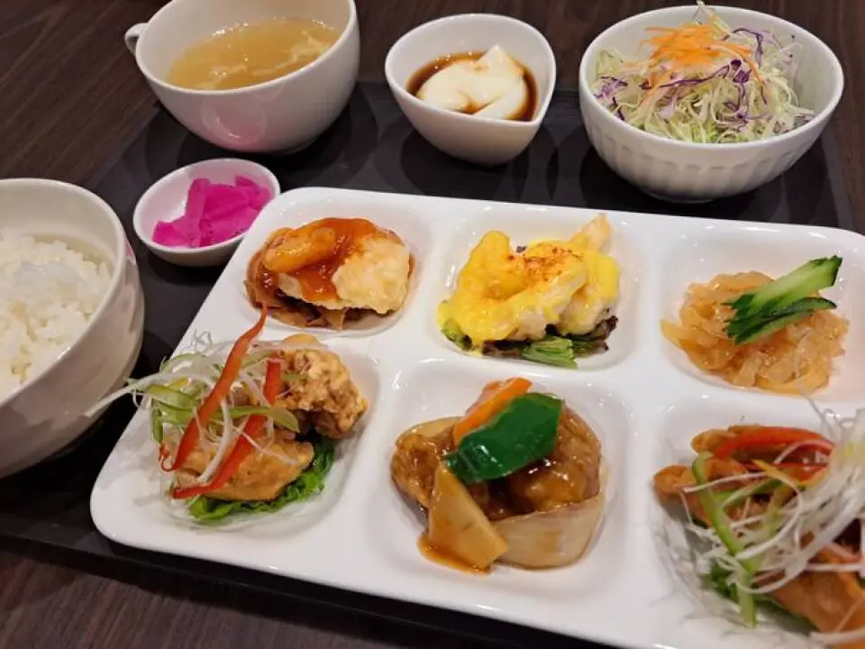 千万别错过我们的“樱花特餐”，精选招牌菜，共六道，包括辣椒虾、蛋黄酱虾、糖醋里脊、炸饺子、烤鸡串（糖醋鸡肉串）以及一道当日主厨推荐菜。每道菜的份量都恰到好处，让您在享用美食的同时，也能品尝到多种美味。主厨选用当季食材，让您尽情享受当季的独特风味。菜单每日更新，还会加入春卷、虾饺等特色菜品，让您每次光临都能品尝到新鲜美味。