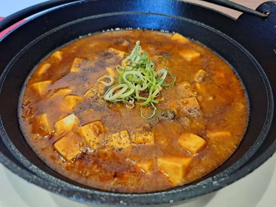 这家中餐厅的主厨曾在关西地区的南京町和多家饭店接受过近30年的烹饪训练，并担任过多家餐厅的主厨。餐厅提供一系列粤式菜肴，其中最受欢迎的菜肴之一是“铁锅荷包麻婆豆腐”，盛放在滚烫的铁锅中。这道菜选用经过严格筛选的神户牛杂，搭配独家秘制的微辣豆瓣酱。其浓郁香辣的口感，定会让您回味无穷。您也可以依照自己的口味调整辣度，欢迎随时咨询服务生。