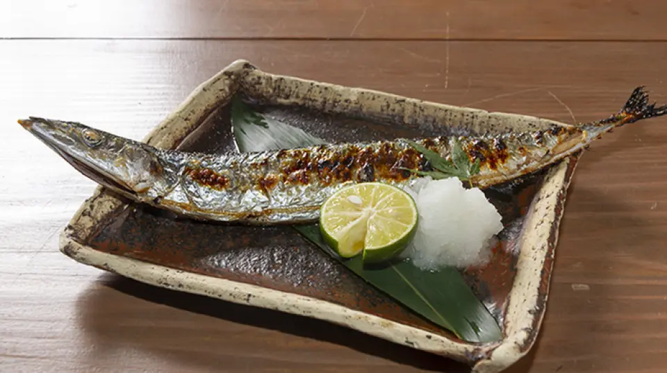 除了烤鸡串，我们也提供使用当季食材烹调的季节限定菜单。我们全年供应时令蔬菜和海鲜菜肴。我们的鱼类料理与清酒堪称绝配。我们提供丰富多样的菜品，以满足不同顾客的需求。