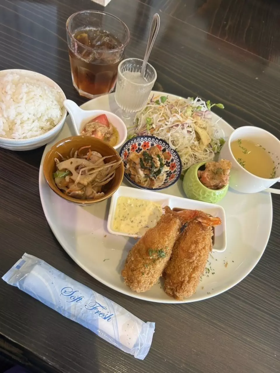 This luxurious lunch plate includes a choice of seven main dishes, a small side dish, soup, white rice, and a drink. Everything is homemade, and we recommend the creative dish of shrimp wrapped in pork and shiso leaves and deep-fried like fried shrimp. The "shrimp pork cutlet" with its unique texture and flavor and the homemade "stewed hamburger steak" are both excellent!