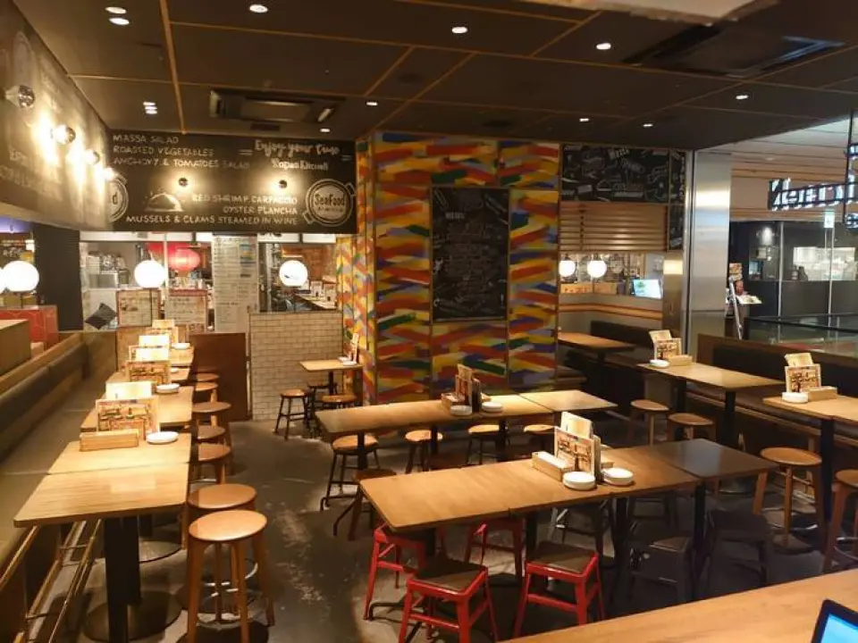 Our restaurant is located inside the Ekie shopping complex, directly connected to JR Hiroshima Station. We have counter and table seating in an open space that evokes the cheerful atmosphere of Spain. We welcome everything from small groups for dates and quick drinks to year-end and New Year's parties, company banquets, and girls' nights out. Please feel free to drop by.