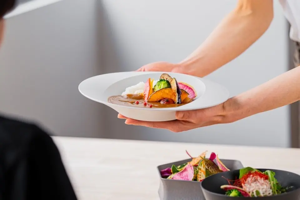 您可以品尝到由两位活跃于国际舞台的世界顶级厨师监督烹制的菜肴和甜点。