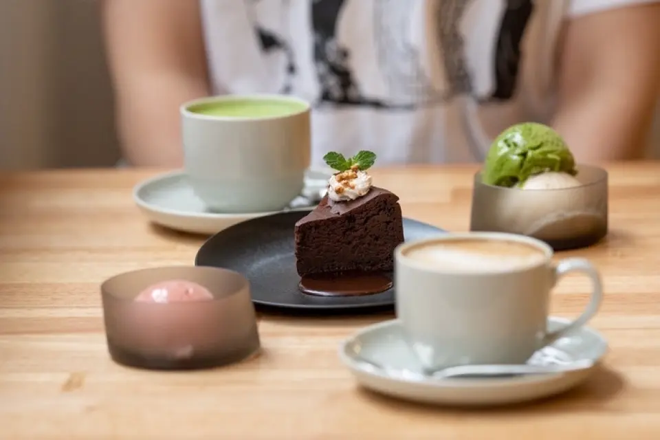 一家素食餐厅开业了，来自世界各地的人们可以聚集在同一张餐桌旁，无论他们的饮食背景或文化如何。