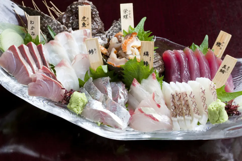 Our experienced chefs carefully select and serve fresh seafood sourced from all over Japan, with a focus on the Setouchi region. Our signature dish, the "Sashimi Platter," uses seasonal fish that vary depending on the season, and is both fresh and beautiful. Other popular dishes include seared dishes with added aroma, and seafood grilled to a fragrant finish on a Robatayaki. We also offer many exquisite dishes made with local ingredients, such as oysters and conger eel, unique to Hiroshima. Enjoy the bounty of the sea as it spreads in your mouth, accompanied by a selection of local sake, to your heart's content.