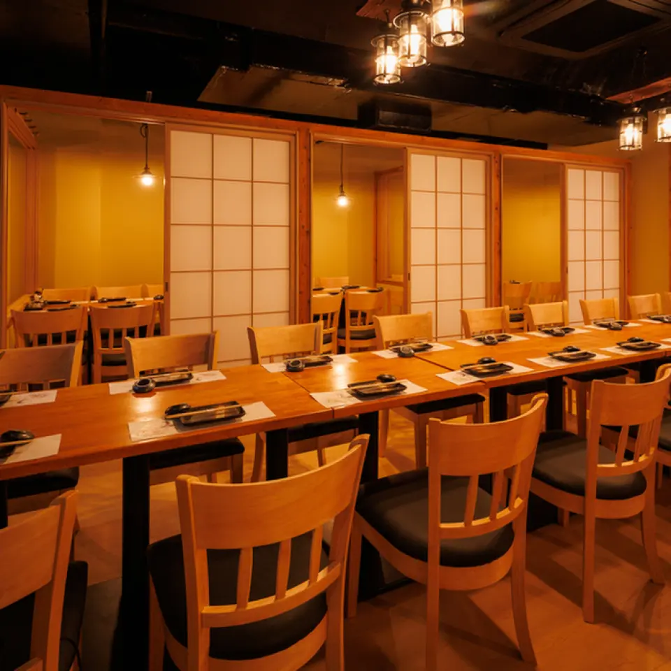 The restaurant's interior is a modern Japanese space with the warmth of wood. All seating is in private or semi-private rooms, allowing you to relax without worrying about others. It can accommodate from two people to large groups, making it ideal for any occasion, including dates, business meetings, and banquets. The subdued lighting creates a comfortable atmosphere, making it the perfect way to end your Hiroshima sightseeing trip. Enjoy a relaxing time surrounded by fresh seafood, charcoal grilled dishes, and local sake. This is a special space that will make you feel like you're in an extraordinary place.