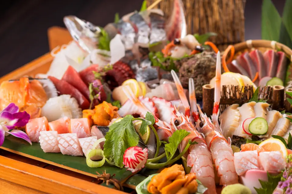 Our proud Robatayaki is slowly grilled using far-infrared rays from a charcoal fire, bringing out the full flavor of the ingredients. Seasonal seafood, vegetables, and meat are grilled to perfection, resulting in a fragrant exterior and a fluffy interior. Each dish, carefully grilled by our chefs, boasts a simple yet profound flavor. The fragrant aroma of charcoal stimulates your appetite, making you want to drink more. If you're looking to enjoy "authentic Robatayaki" in Hiroshima Hondori, be sure to visit our restaurant.