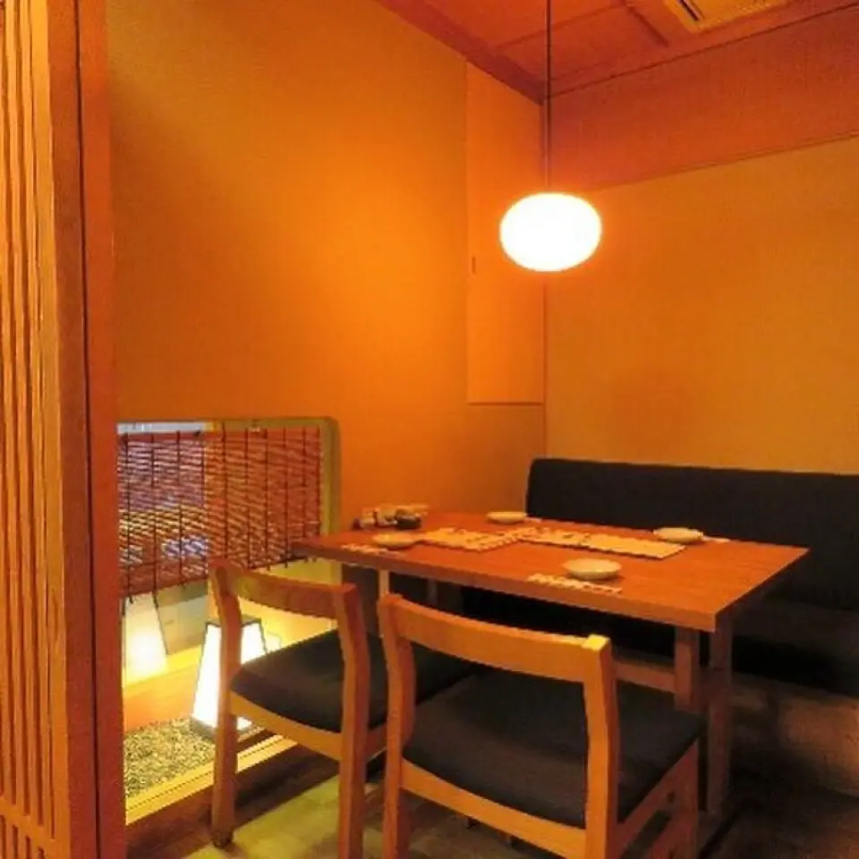 Our restaurant has an open yet calm atmosphere. The interior has a Japanese atmosphere and we have spacious counter seats, perfect for solo diners. Another attraction is being able to watch the chefs at work in the open kitchen. Private rooms are available for small groups and are recommended for gatherings with friends, family, or colleagues. It's also conveniently located near the station, so please feel free to drop by.