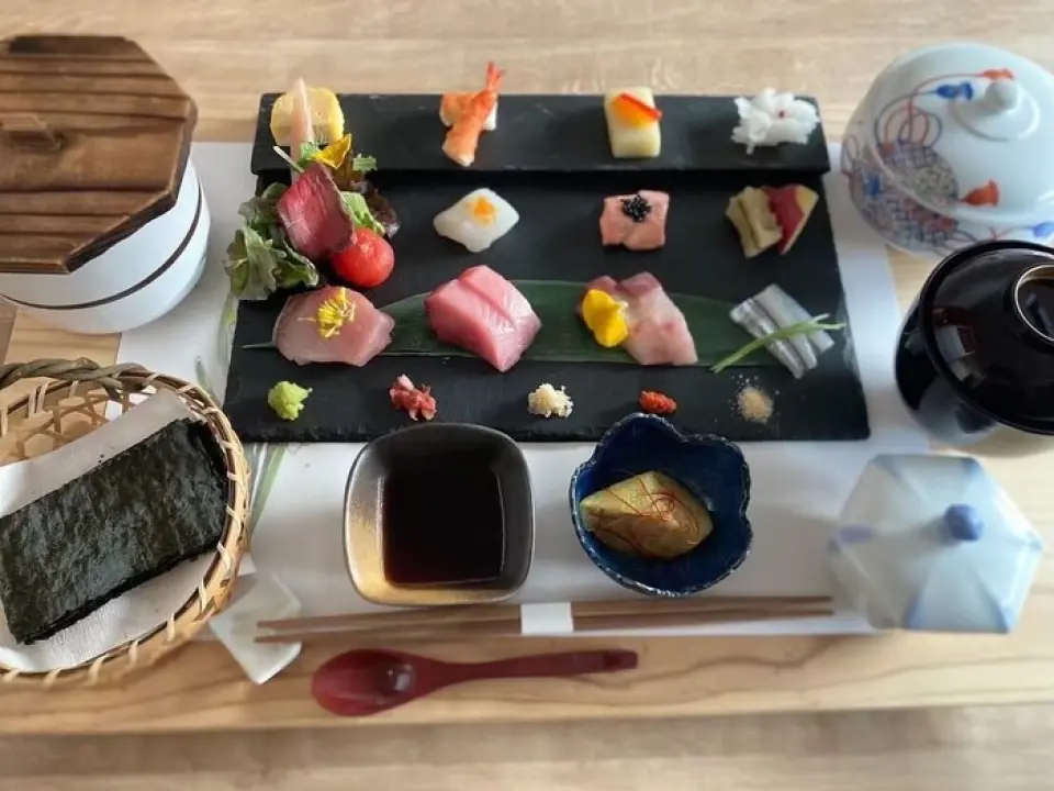 Our restaurant offers meals and bento boxes packed with seasonal flavors. The "Tenshiki Gozen," limited to 10 servings, is a proud masterpiece featuring gorgeous hand-woven sushi, a feast for the eyes and the palate. We also recommend the "Kohaku Gozen," which includes domestic eel, and the "Wagyu Zen Akane," which allows you to enjoy fragrantly seared Japanese beef. In spring, you can also enjoy seasonal flavors such as cherry blossom sea bream rice. In addition to the "Tsukishiro Bento (Jo)," we also offer takeout meals. Please enjoy the taste of Tsukishiro in the comfort of your own home.