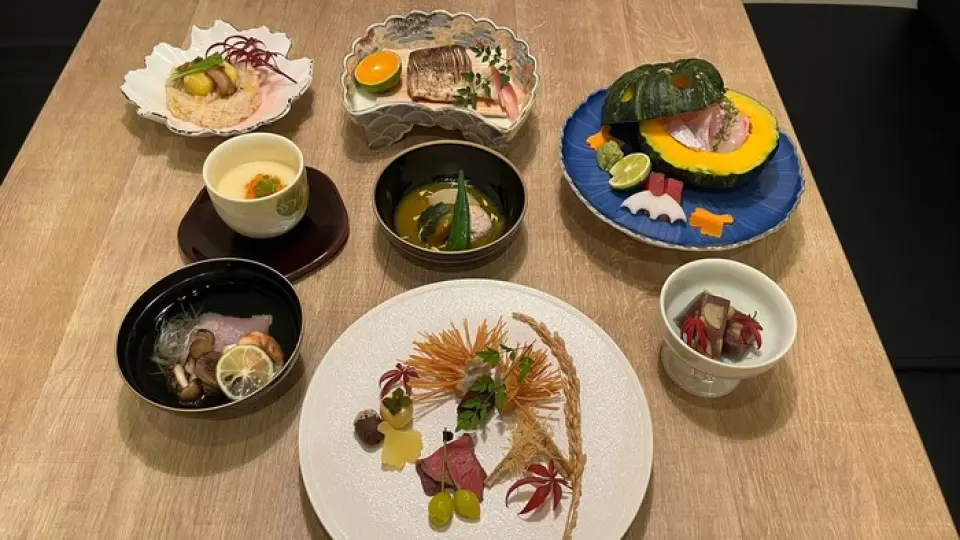 We offer a kaiseki course perfect for family celebrations and business entertainment. The 5,000 yen course is an omakase menu based on the day's purchases, with each dish filled with the chef's passion. The 8,000 yen course, which consists of 10 dishes, makes the most of seasonal ingredients and is recommended for those who want to enjoy the flavors of the season. The 10,000 yen course features spiny lobster and high-quality meat dishes, perfect for special occasions. Recommended for special occasions and important gatherings, enjoyed in a relaxing private room.