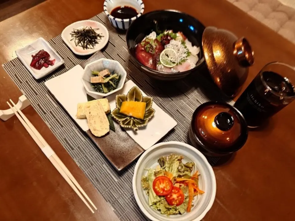 อิ่มอร่อยกับเมนูอาหารที่รังสรรค์อย่างพิถีพิถันจากผักและปลาตามฤดูกาล โดยเฉพาะ "ข้าวปลากะพงสไตล์อุวะจิมะ" และ "ข้าวปลากะพงมัตสึยามะ" ที่ใช้น้ำซุปที่คั้นเอาก้างและเนื้อปลาออกมาอย่างช้าๆ อาหารจานเลิศเหล่านี้อัดแน่นไปด้วยรสชาติ ให้คุณได้ดื่มด่ำกับรสชาติอันแท้จริงของปลากะพง ส่วน "คอร์สเที่ยวกลางคืนสำหรับสาวๆ" ก็เป็นที่นิยมและแนะนำสำหรับสุภาพสตรีเช่นกัน แพ็กเกจสุดคุ้มนี้ประกอบด้วยอาหารเรียกน้ำย่อย 6 อย่าง, ซาชิมิ, อาหารย่าง, อาหารจานสุดท้าย, ของหวาน และเครื่องดื่มไม่อั้น นอกจากนี้ยังมีอาหารตามสั่งให้บริการ หากต้องการสั่งเพิ่ม สามารถสั่งอาหารเพิ่มเติมได้