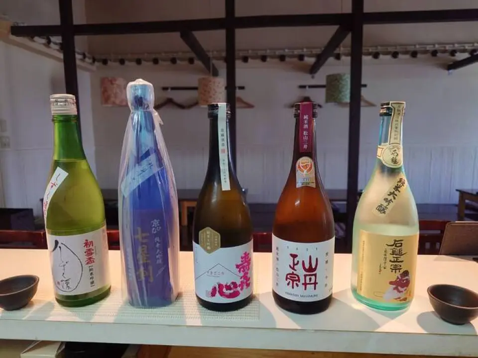 เรามีเครื่องดื่มแอลกอฮอล์หลากหลายชนิดให้เลือกสรร เข้ากันได้ดีกับอาหารหลากหลายเมนู เราพิถีพิถันในการรินเบียร์สดและไฮบอลอย่างพิถีพิถัน ฟองเบียร์ที่รังสรรค์ขึ้นอย่างพิถีพิถันด้วยวัตถุดิบและวิธีการผลิต เรายังมีสาเกให้เลือกหลากหลายชนิดสำหรับอาหารญี่ปุ่นและอาหารทะเล โดยเน้นสาเกแบรนด์ท้องถิ่นของจังหวัดเอฮิเมะ เริ่มต้นด้วยแก้วเดียว หากคุณมีแบรนด์โปรด เรายินดีให้บริการถึงสองแก้ว หากคุณชอบเครื่องดื่มแอลกอฮอล์ เรามีแพ็กเกจดื่มไม่อั้น ลองพิจารณาดูนะคะ