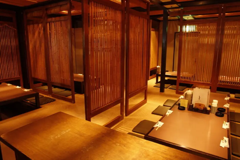 下沉式暖桌用餐區空間寬敞，足以讓顧客放鬆身心。歡迎您在購物之餘前來小憩片刻，或在回家前享用美食。