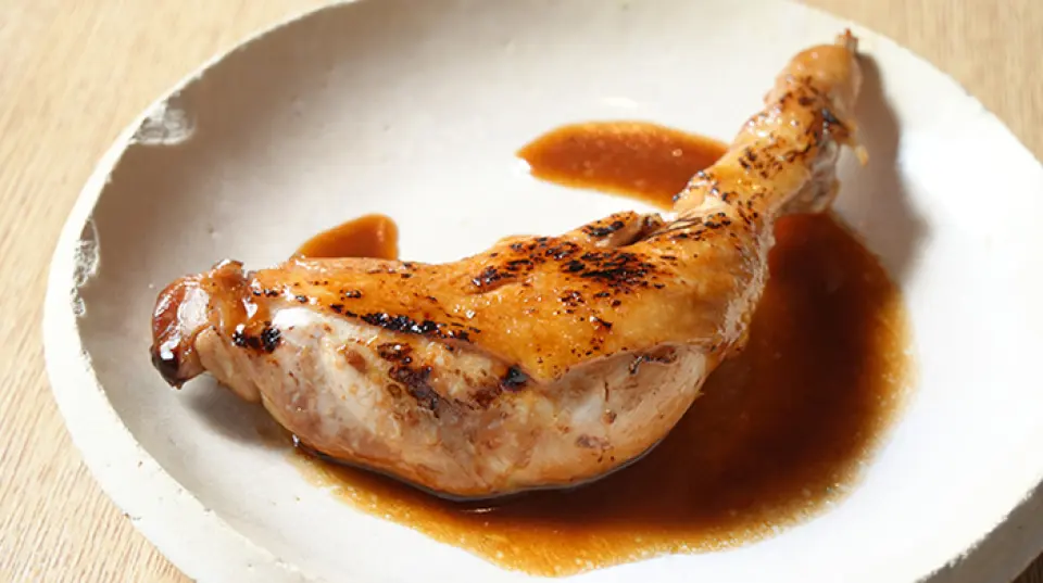 เรามีเมนูไก่หลากหลายชนิดที่ปรุงด้วยเครื่องปรุงรสสูตรเฉพาะของเรา ขอแนะนำ "ซันโซกุยากิ" (ไก่ย่าง) ที่กรอบหอมกรุ่นด้วยซอสหวานเผ็ด และ "ฮิวงะไก่ทาทากิ" (ไก่ย่าง) ที่ทำจากไก่สด เมนูเกือบทั้งหมดของเราปรุงรสด้วยสูตรเฉพาะของเราเอง เพื่อให้คุณได้สัมผัสรสชาติอันเป็นเอกลักษณ์ของร้านอย่างเต็มที่