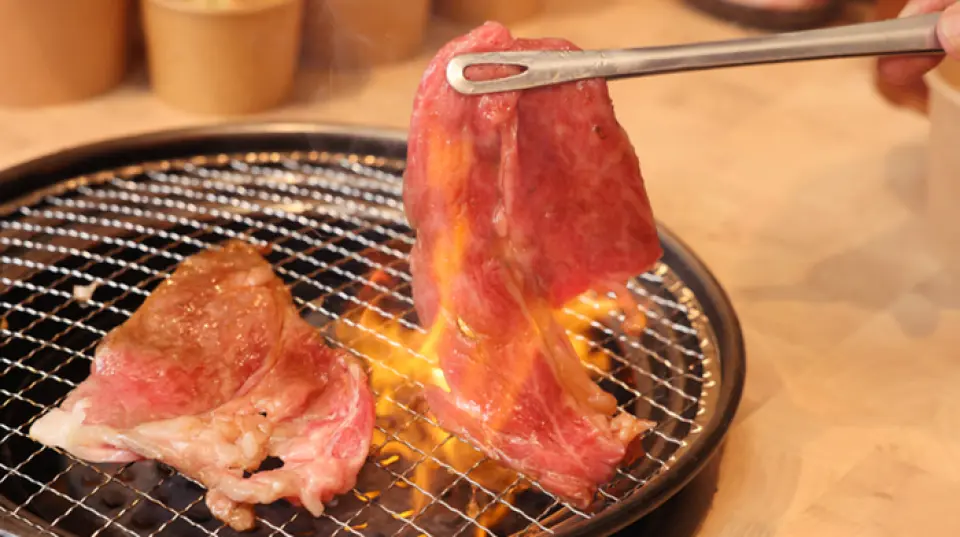 저희 레스토랑은 일본 흑우 중에서도 가장 희귀한 암소만을 엄선하여 사용합니다. 지방의 낮은 녹는점은 입안에서 살살 녹는 고급스러운 단맛을 선사합니다. 사르르 녹는 듯한 부드러움과 풍부한 맛을 즐기실 수 있습니다. 프리미엄 부위를 전문으로 하는 야키니쿠 세트를 제공합니다. 원가 절감과 종이 접시 제공을 통해 고급 일본산 소고기를 합리적인 가격에 제공합니다. 마블링의 아름다움과 풍미를 만끽하고 싶으신 분들께 추천합니다.