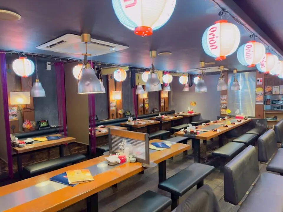 我们的餐厅拥有宽敞的开放式餐桌，可满足各种场合的需求，从小型聚会到大型宴会，应有尽有。 ◎ 移除隔间后，餐厅空间宽敞舒适，最多可容纳80人，并可包覆！这里也是公司宴会或朋友聚会的理想选择。我们热情专业的团队将根据您的预算和需求，为您量身打造宴会方案！欢迎随时咨询我们，了解如何升级现场加购饮品、增加餐点，甚至安排卡拉OK助兴。