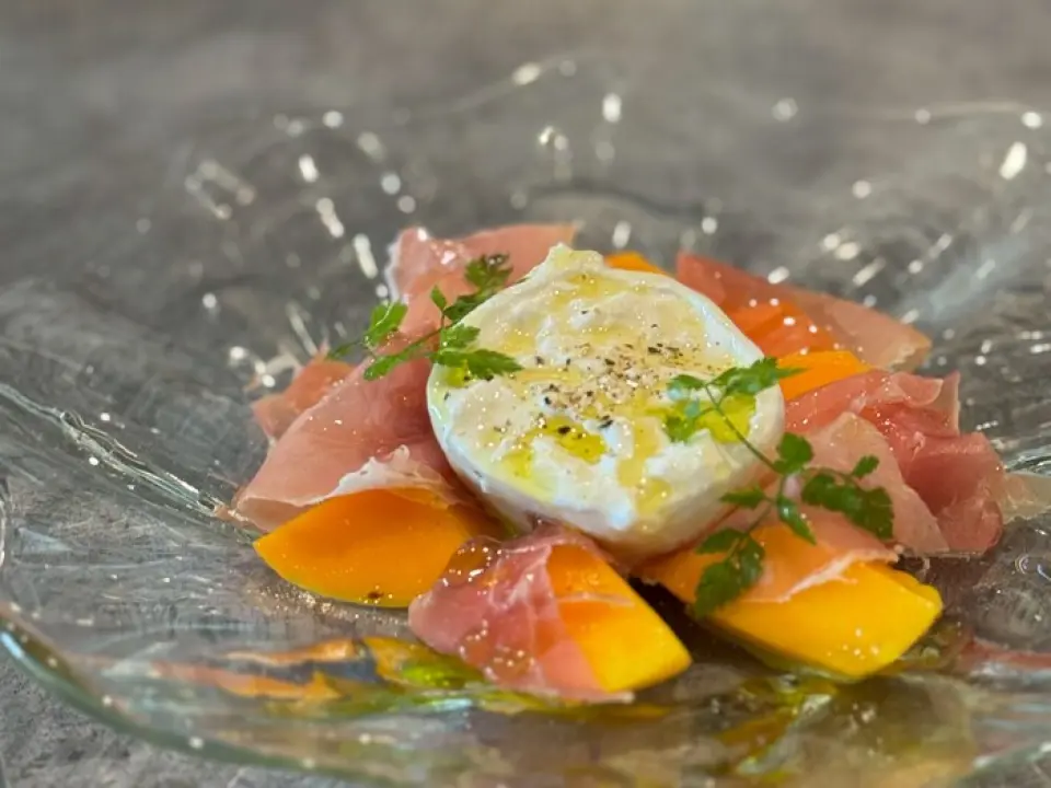 If you'd like to enjoy wine with your meal, we recommend the "Seasonal Fruits and Burrata Cheese." The creamy, creamy Italian burrata cheese and seasonal fruits, the sweetness of which is enhanced by rock salt and extra virgin olive oil, go perfectly with the flavor of the wine. The "Appetizer Platter," featuring a variety of appetizers made with seasonal ingredients, is also a perfect accompaniment to wine. We will adjust the portion size to suit your group, so please feel free to ask.