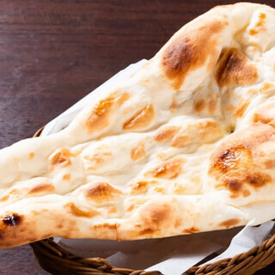 Bánh naan mới nướng của chúng tôi giòn tan, thơm phức bên ngoài, mềm xốp bên trong. Hương thơm lúa mì lan tỏa khắp mũi, kết hợp hoàn hảo với cà ri cay nồng. Chúng tôi nướng bánh sau khi bạn gọi, nên bạn có thể thưởng thức bánh nóng hổi và tươi ngon bất cứ lúc nào!