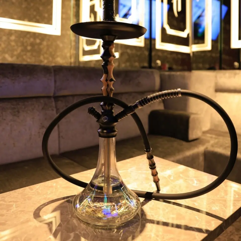 เรามีชิชาสูตรต้นตำรับที่ทั้งผู้เริ่มต้นและผู้ใช้ระดับสูงสามารถเพลิดเพลินได้ ทีมงานของเราจะอธิบายอย่างละเอียด แม้แต่ผู้เริ่มต้นก็รู้สึกสบายใจได้ นอกจากนี้ เรายังสามารถสร้างสรรค์ส่วนผสมที่ลงตัวกับรสนิยมของคุณได้ ตั้งแต่รสผลไม้ไปจนถึงรสเผ็ด