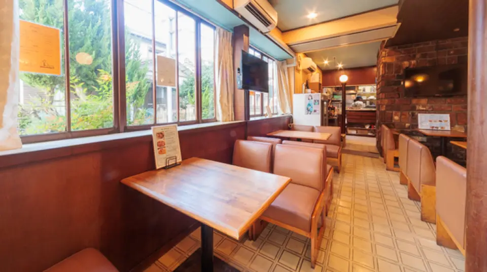 Located just one minute from Rokubancho Station, our restaurant is a former coffee shop with a relaxed atmosphere. Our traditional coffee shop-style interior features 28 comfortable table seats. Smoking is permitted at all seats, and you can also enjoy karaoke. We are perfect for a variety of occasions, including drinking parties with friends, girls' nights, and banquets.