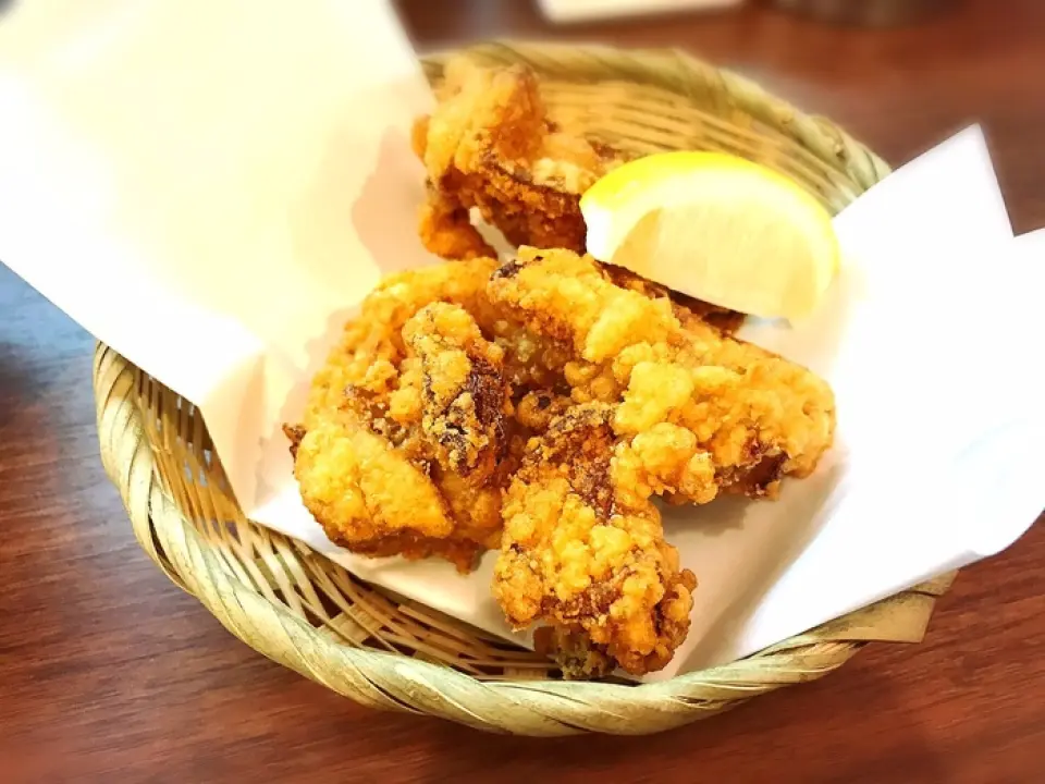 นี่คือเมนูอันดับ 1 ที่เราแนะนำให้สั่งเมื่อมาที่ร้าน! เมนูมาตรฐานของเรา "ไก่ทอดรสพริกยูซุ" เป็นเมนูซิกเนเจอร์ของครีโอล กลิ่นหอมสดชื่นและรสเผ็ดที่ติดลิ้น เราทอดสดใหม่ทันทีที่สั่ง กรอบนอกนุ่มใน เหมาะมากสำหรับทานคู่กับเบียร์หรือไฮบอล! รับรองว่าอร่อยถูกใจแน่นอน!