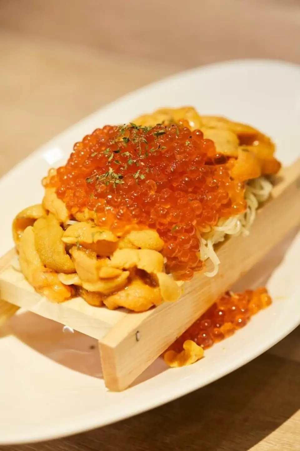 This pasta is extremely popular at our Kyoto main store. It's a luxurious dish that pleases both the eyes and the stomach. Thin pasta is chilled in ice water and topped with sea urchin and salmon roe. It's the perfect accompaniment to wine, sour drinks, and other alcoholic beverages.