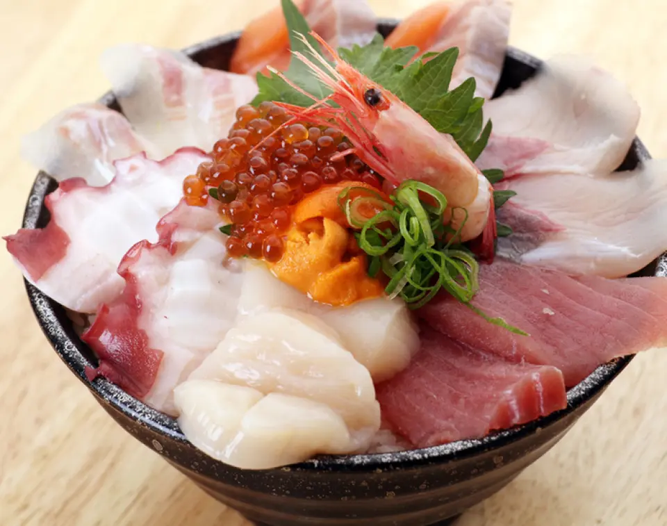 We also offer a lunch-only menu from 11:00 to 16:00. Our "daily set meal" which changes every day is very popular! We also have over 20 other dishes available, including our proud "seafood bowl" and classic "set meals", so please come visit us at lunchtime ◎ We are open until 16:00, so it is perfect for a late lunch or early dinner. Seafood bowls and set meals come with miso soup. You can even get a free extra portion of rice! Fill up your stomach at Oh Uest ♪